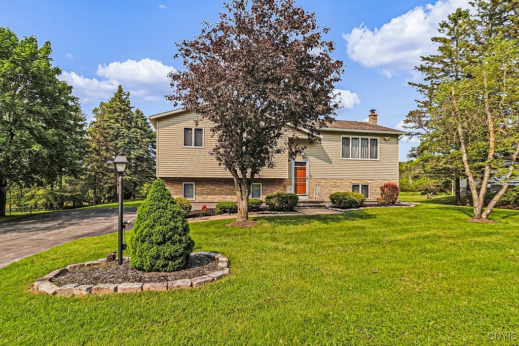 29 Cascade Drive, New Hartford, New York image 1