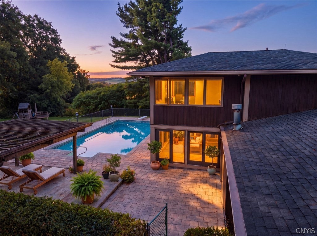 1611 W Lake Road