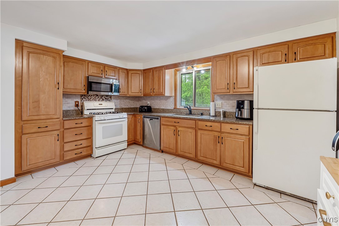 7729 W New Hope, Clay, New York image 10