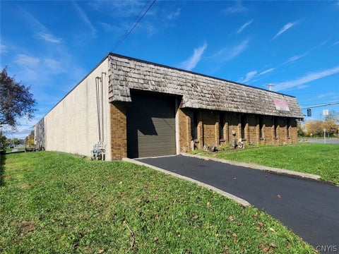 Photo of 3300 Court Street, Salina, NY 13206 (MLS # S1721677)