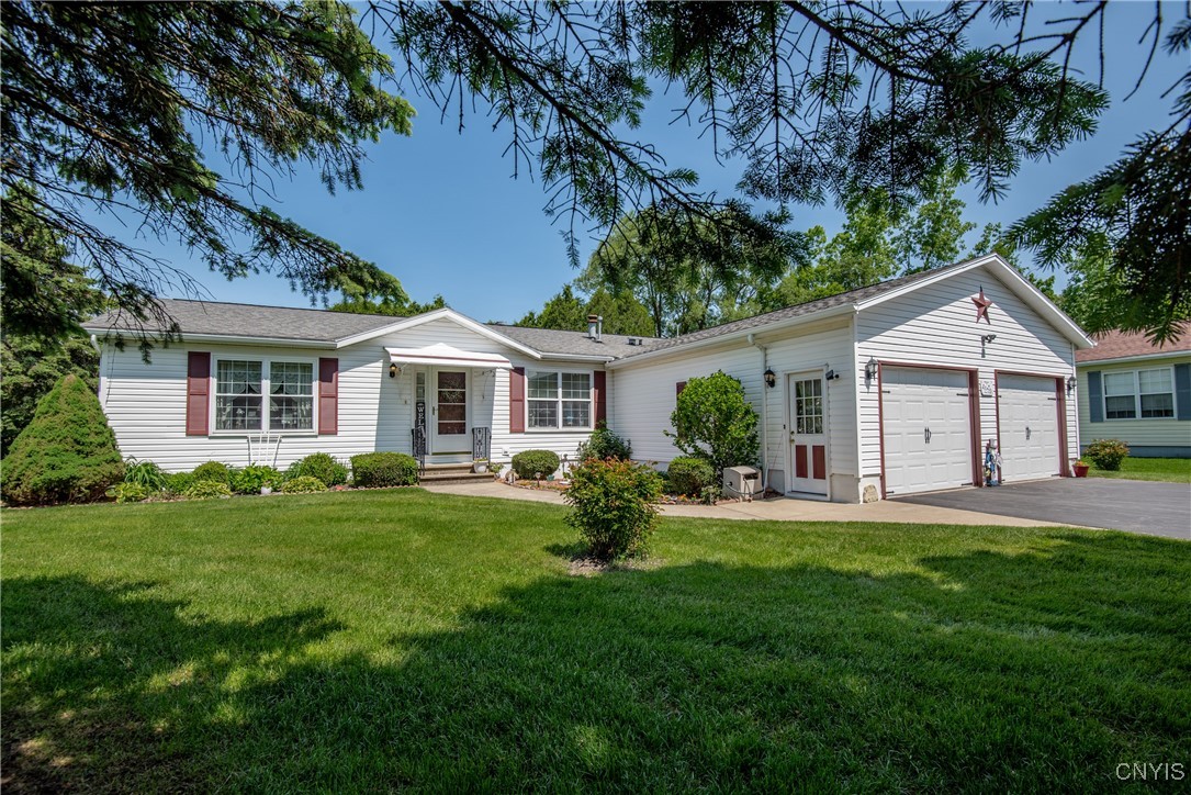 11 Buttonwood Circle, New Hartford, New York image 1