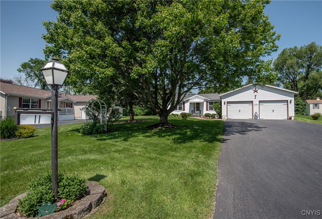 11 Buttonwood Circle, New Hartford, New York image 2