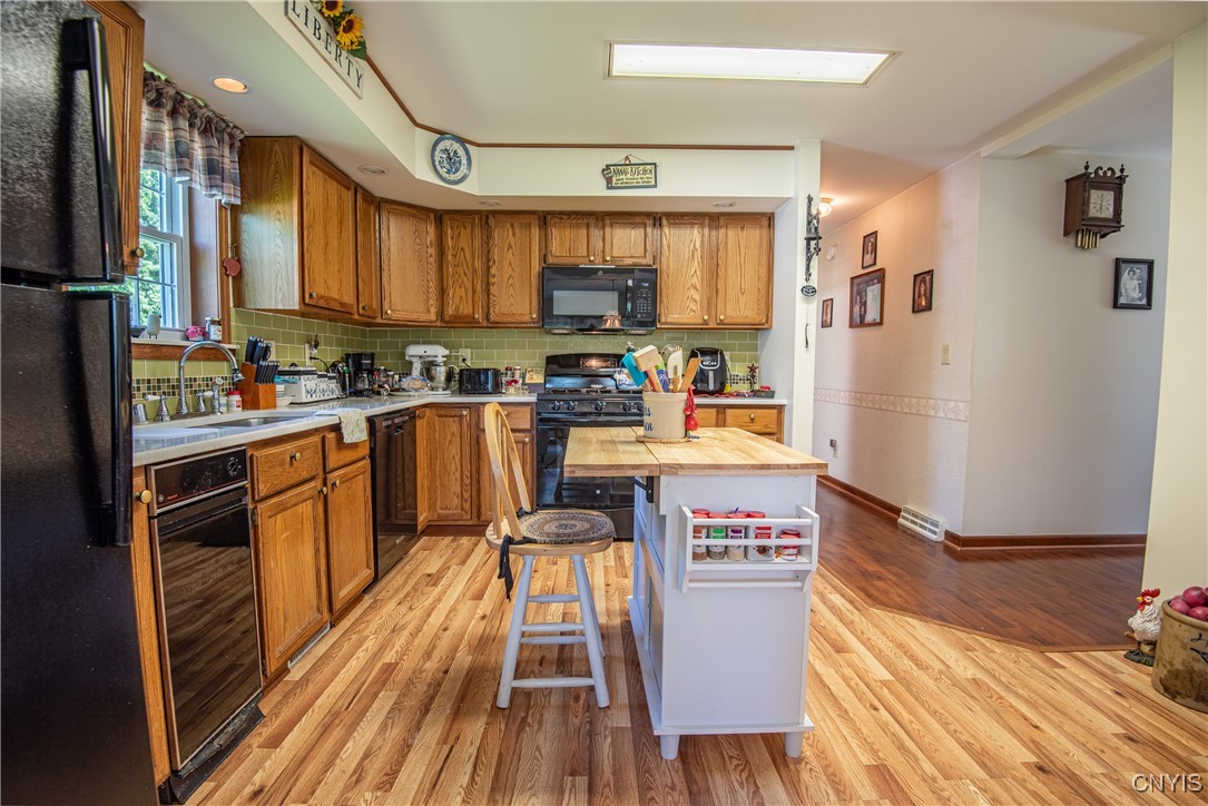 11 Buttonwood Circle, New Hartford, New York image 10
