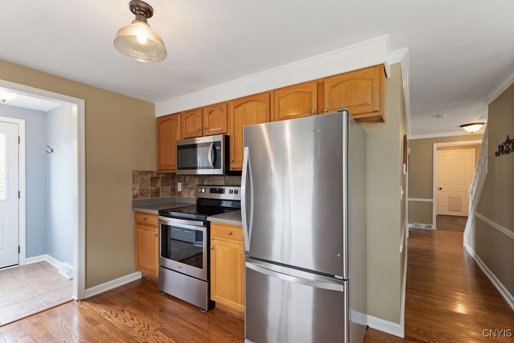 8263 Cottonwood Court, Clay, New York image 17