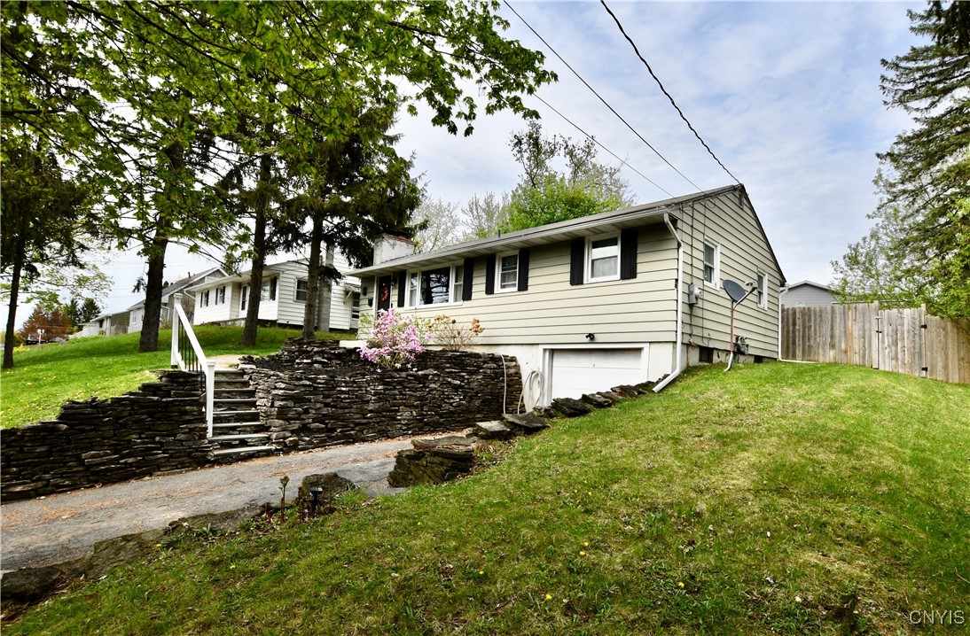 206 Sunnyfield Road, Camillus, New York image 2