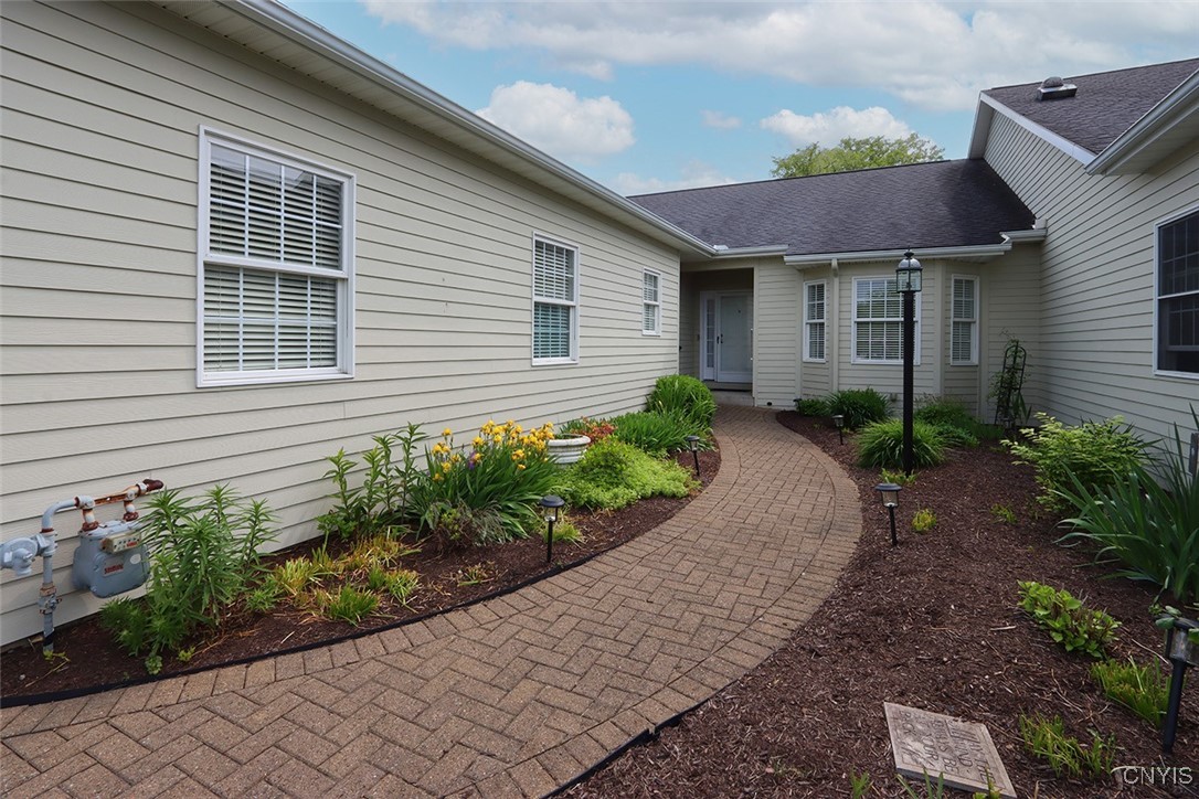 207 Falling Brook Path Path, Manlius, New York image 2