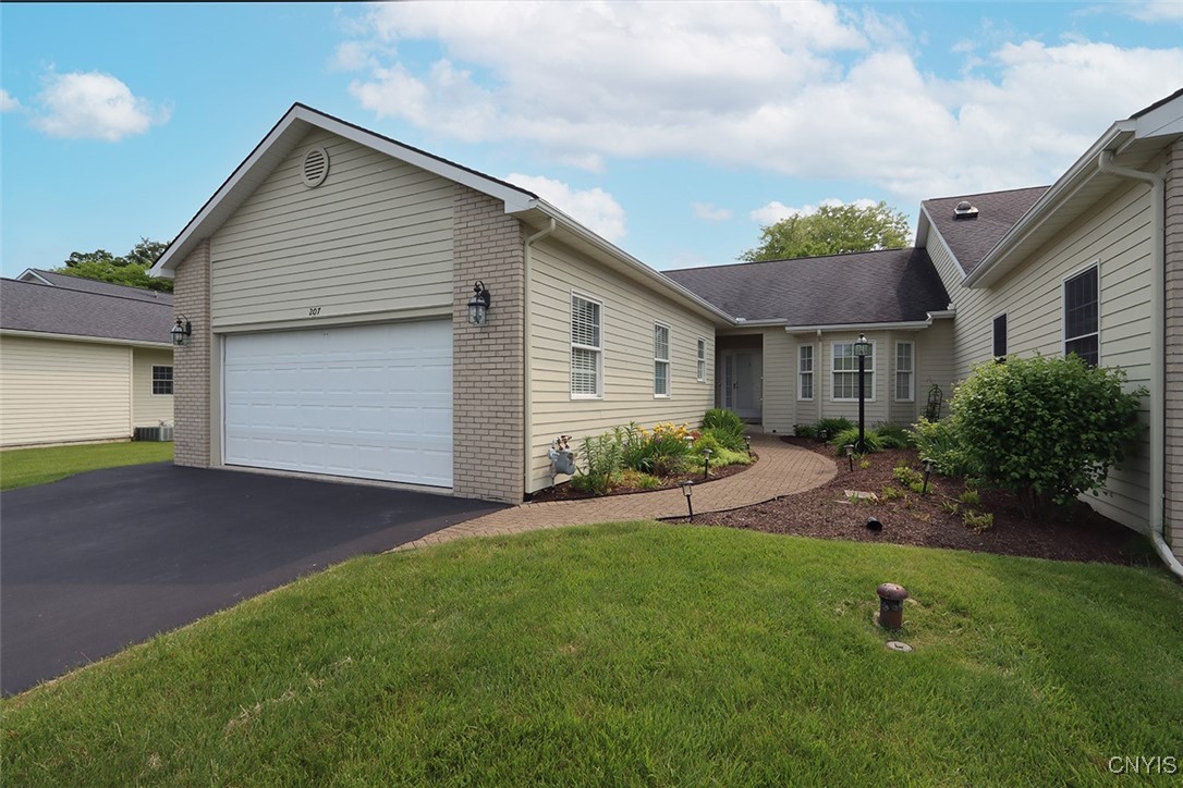 207 Falling Brook Path Path, Manlius, New York image 1