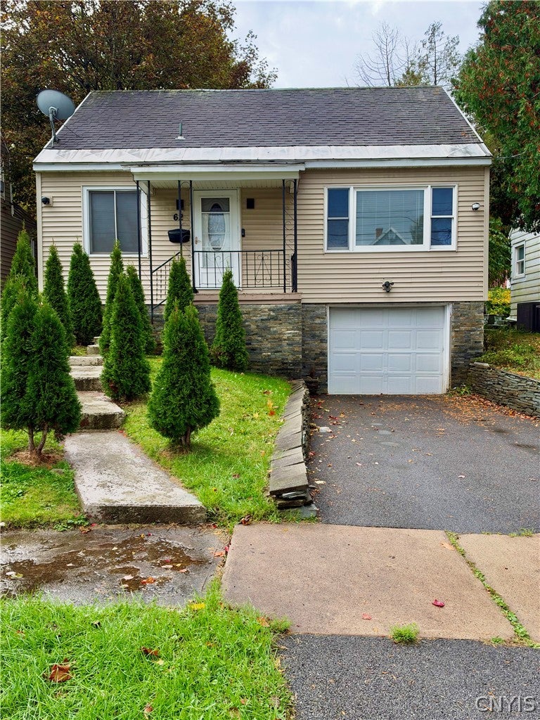 62 Leslie Avenue