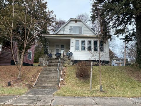 Photo of 107 Oak Place, Syracuse, NY 13203 (MLS # S1659402)
