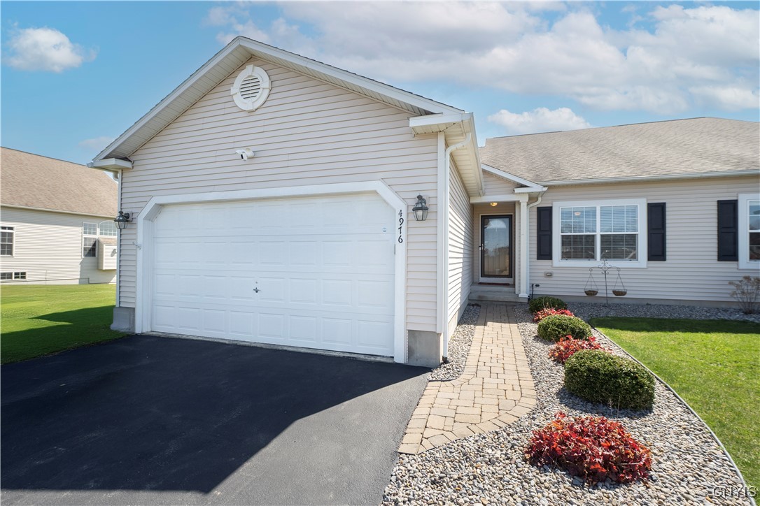 4976 Wintersweet Drive, Clay, New York image 1