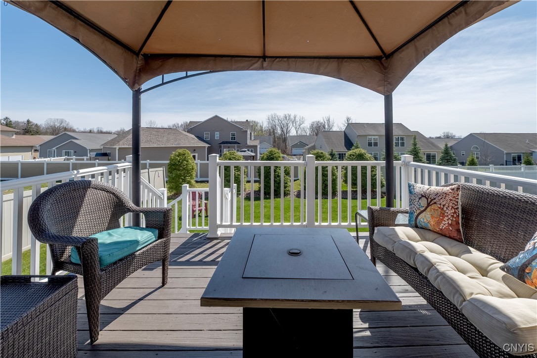 4976 Wintersweet Drive, Clay, New York image 45