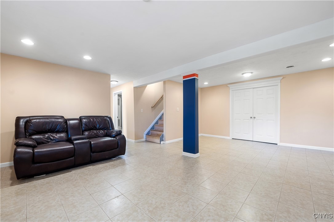 4976 Wintersweet Drive, Clay, New York image 37