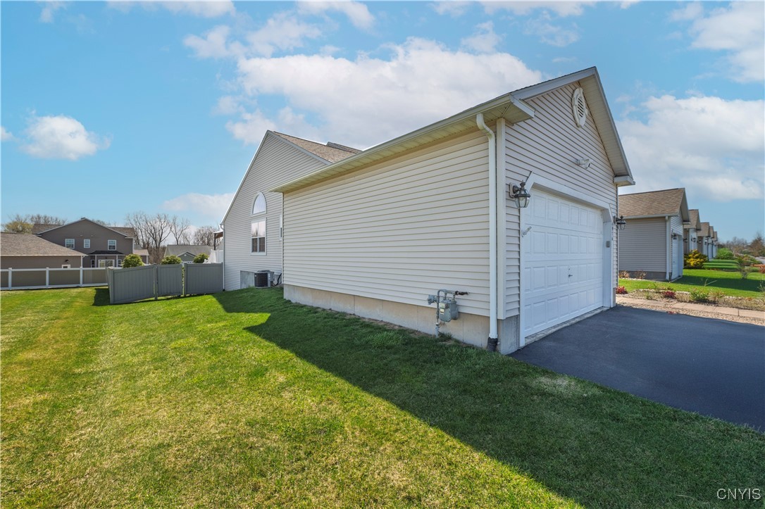 4976 Wintersweet Drive, Clay, New York image 3