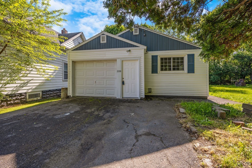 109 Wilkie Place, Syracuse, New York image 1