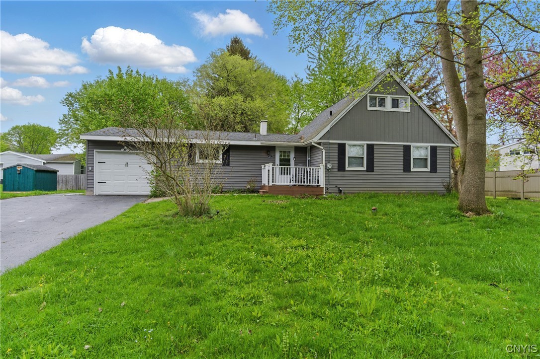 11 Bayberry Circle, Clay, New York image 1