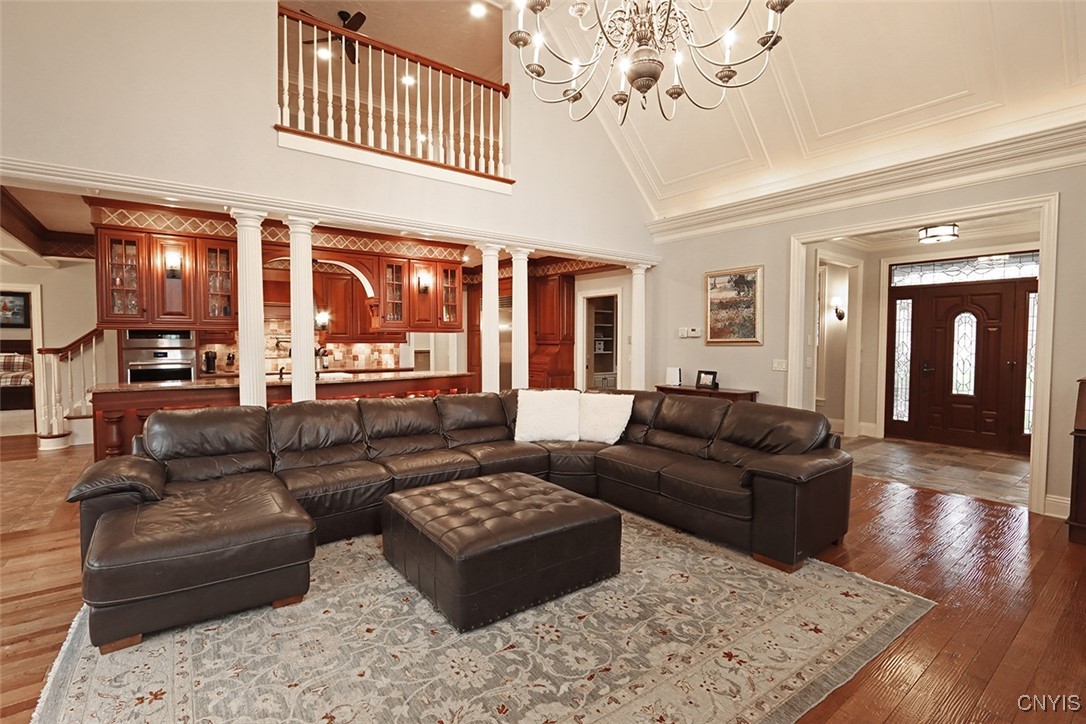 811 Knighthood Circle, Manlius, New York image 2