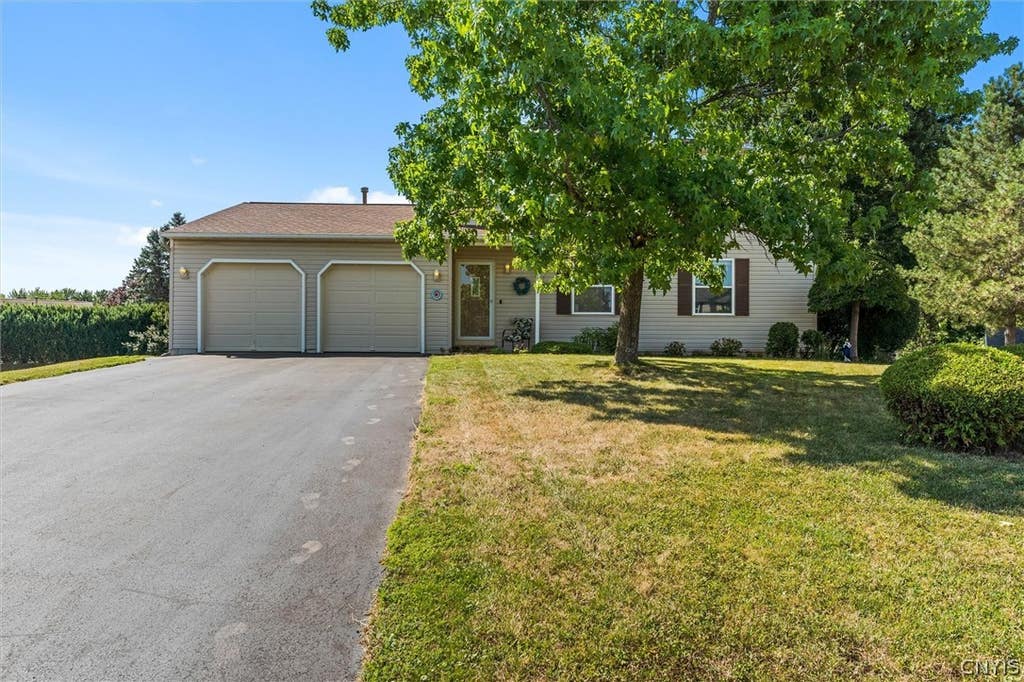Photo of 7677 Glenview Drive, Cicero, NY 13212 (MLS # S1704717)