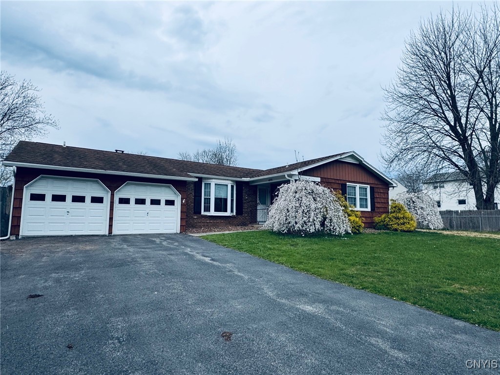 4771 Royal Meadow Drive, Clay, New York image 2