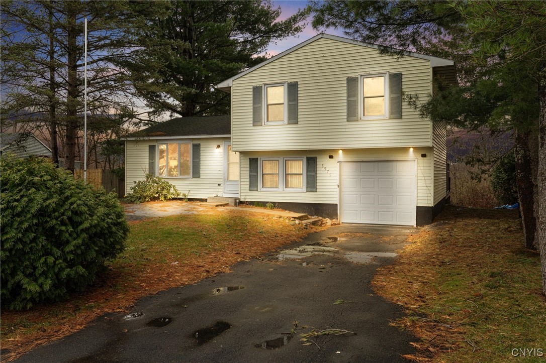 5575 Imperia Lane, Clay, New York image 1