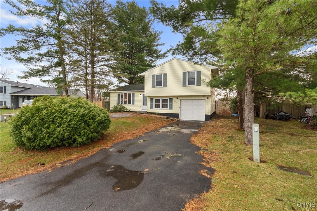 5575 Imperia Lane, Clay, New York image 3