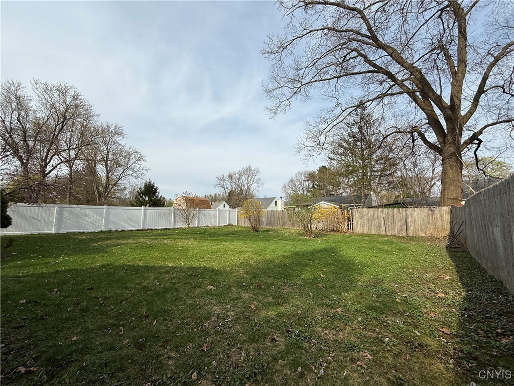125 Maple Manor Drive Dr, Clay, New York image 4