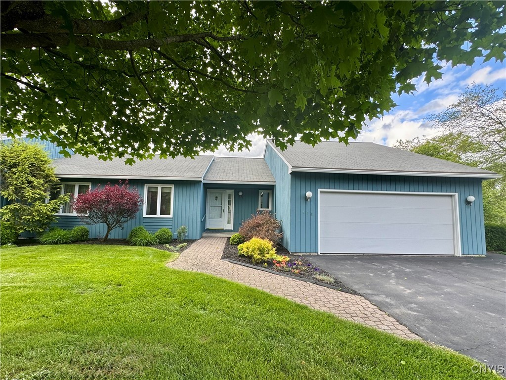 111 Spyglass Lane, Manlius, New York image 1