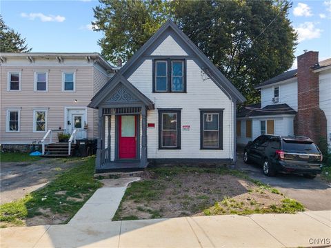 Photo of 708 E Laurel Street, Syracuse, NY 13203 (MLS # S1660393)