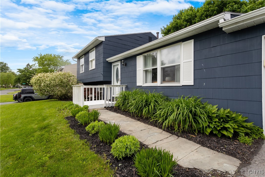 4229 Hunting Creek Drive, Clay, New York image 3
