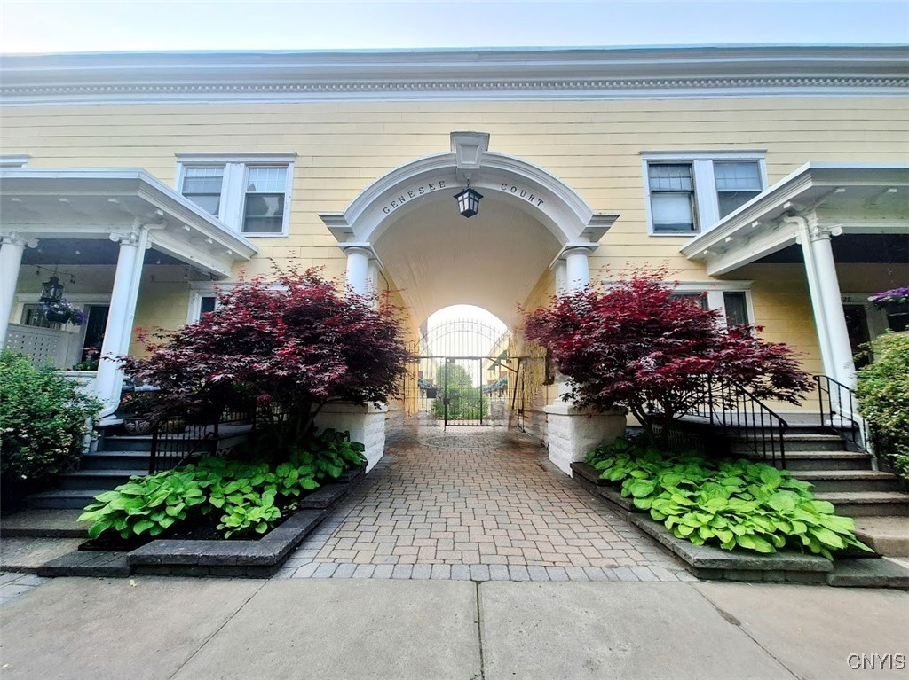 7 Genesee Court, Utica, New York image 1
