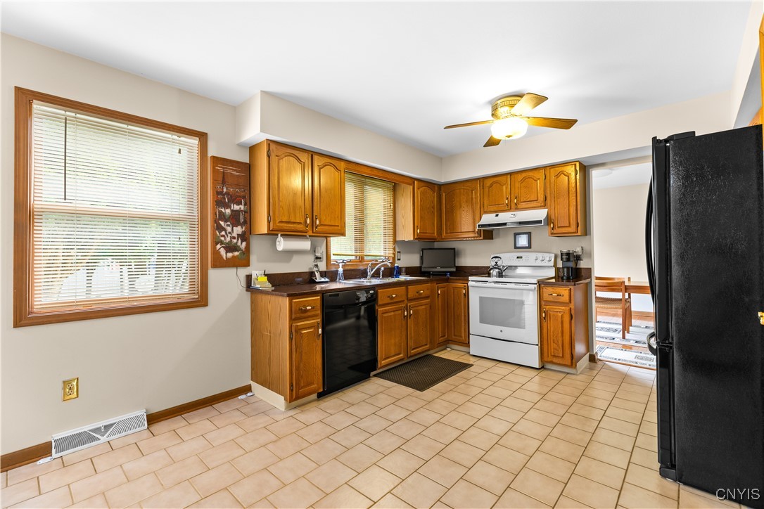 8322 Parker House Path, Cicero, New York image 12