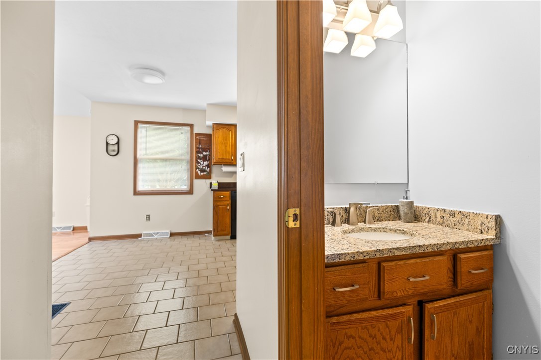 8322 Parker House Path, Cicero, New York image 7