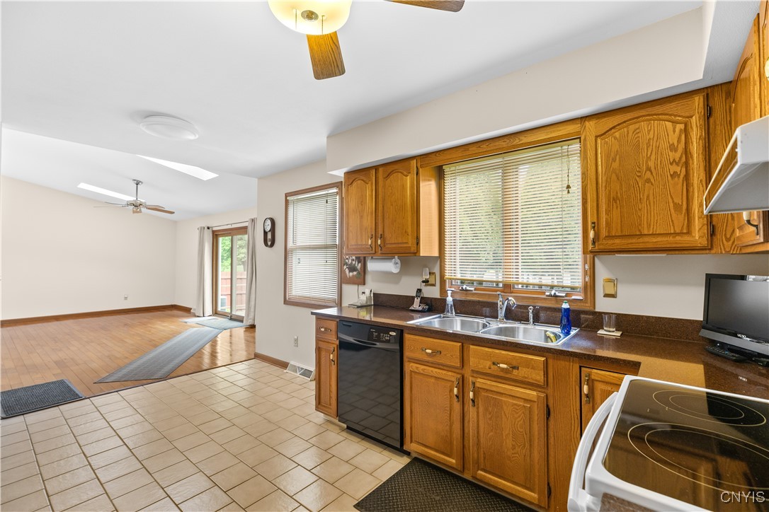 8322 Parker House Path, Cicero, New York image 10
