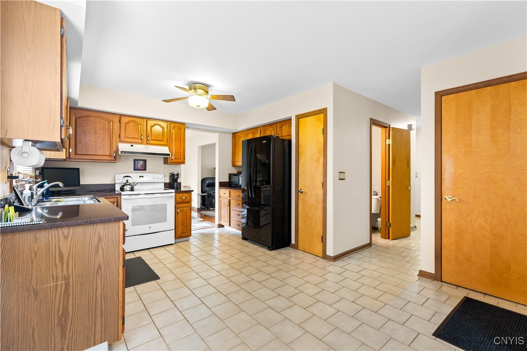 8322 Parker House Path, Cicero, New York image 11