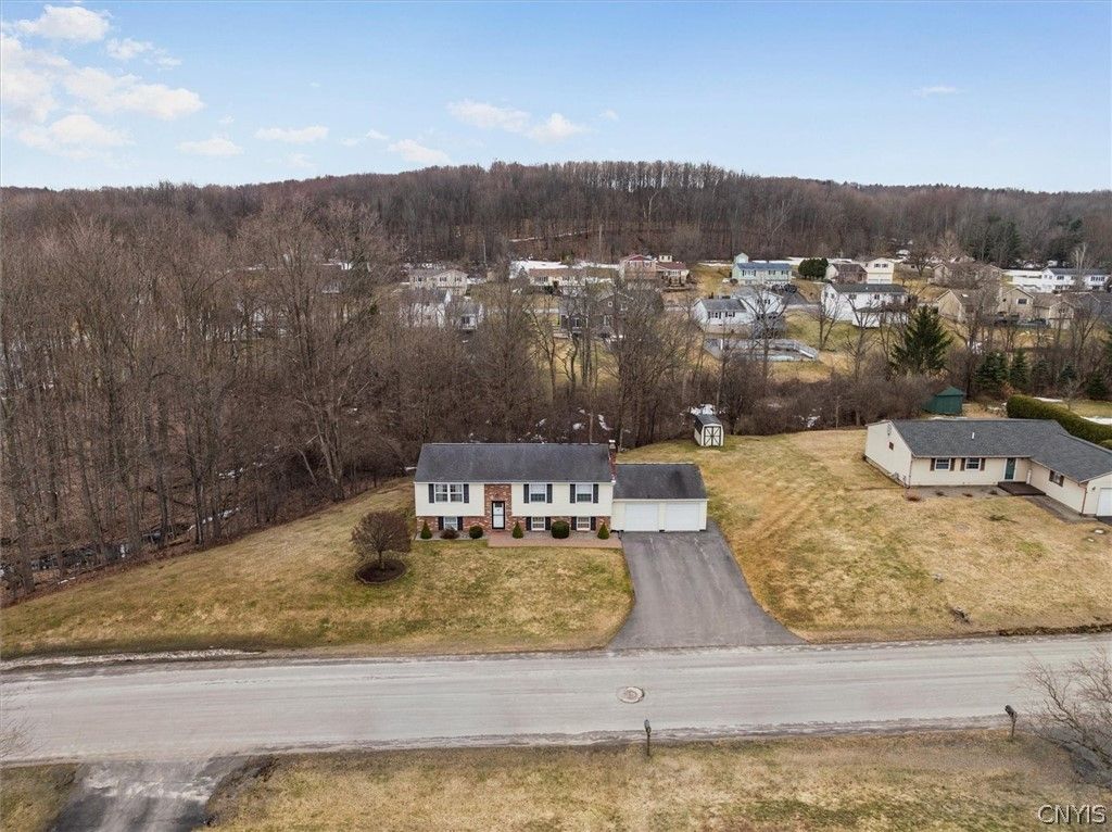 Photo of 2 Clintonview Road, New Hartford, NY 13413 (MLS # S1666836)