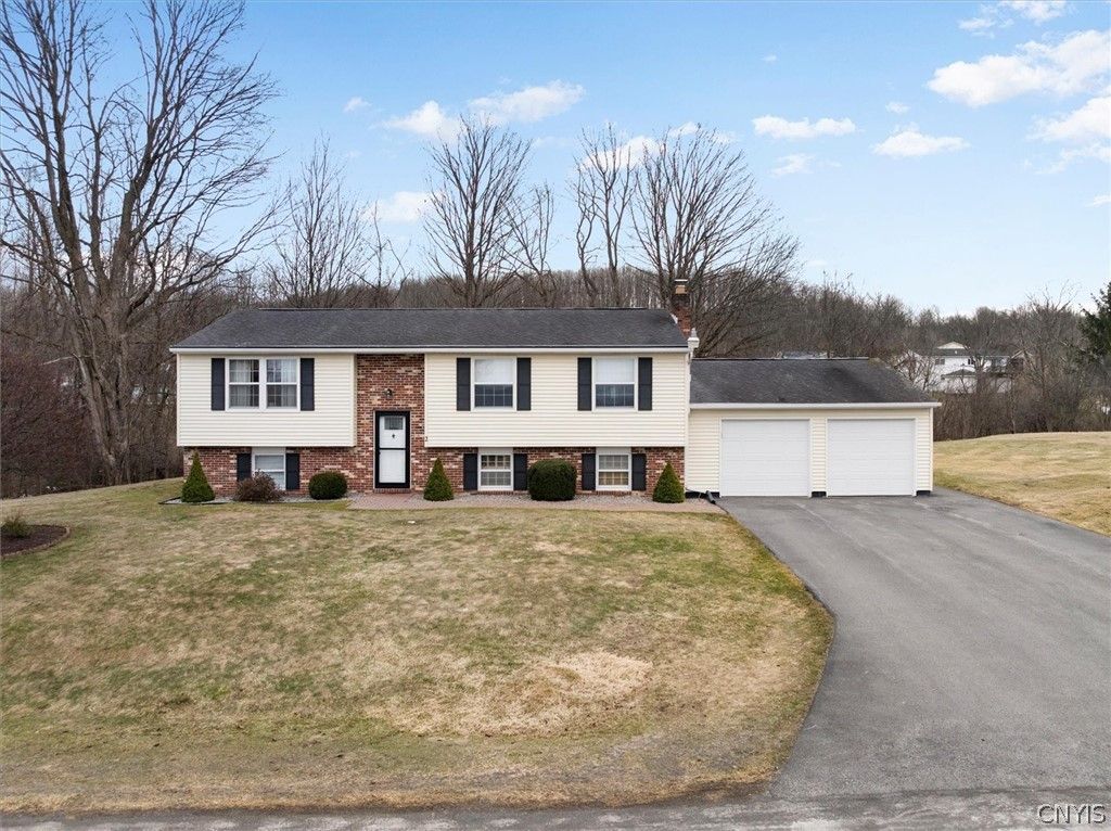 Photo of 2 Clintonview Road, New Hartford, NY 13413 (MLS # S1666836)