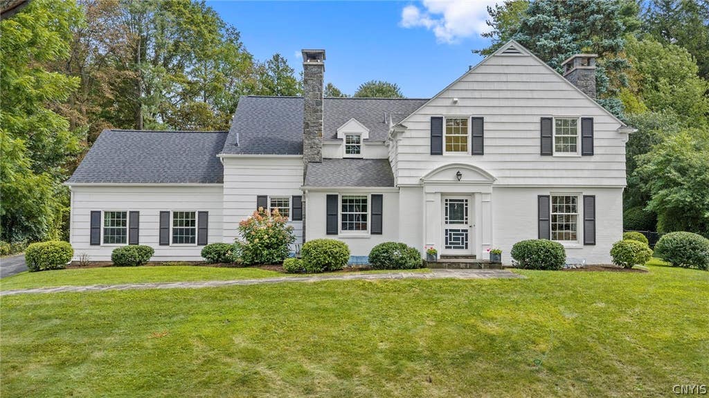 Photo of 14 Lynacres Boulevard, DeWitt, NY 13066 (MLS # S1709686)