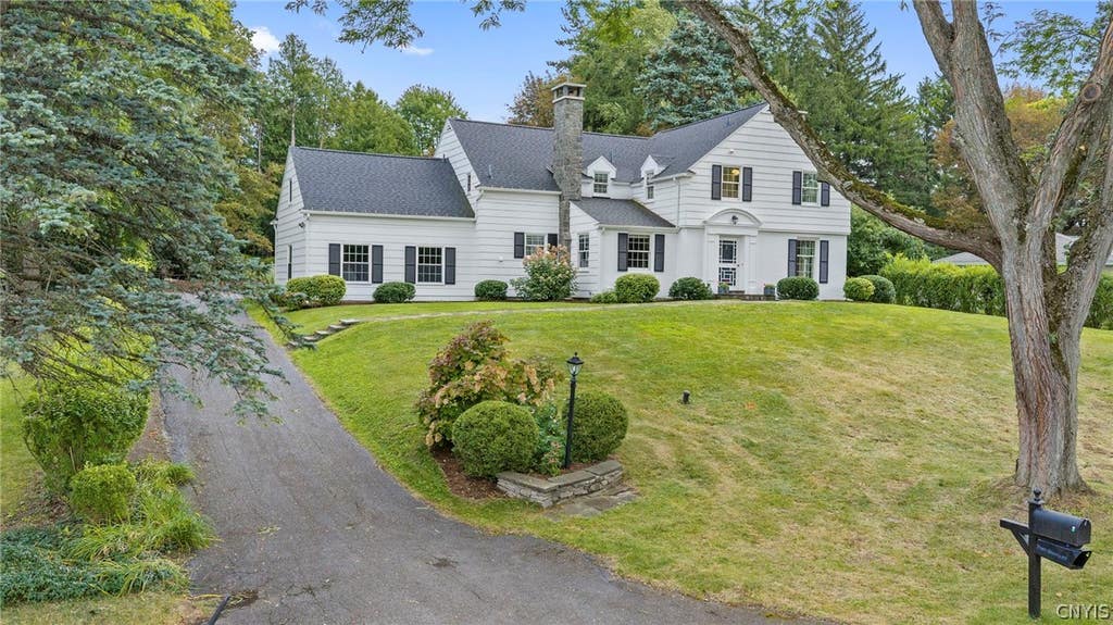 Photo of 14 Lynacres Boulevard, DeWitt, NY 13066 (MLS # S1709686)