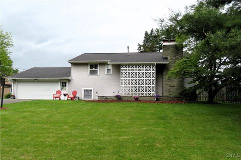 1 Buccaneer Bnd Baldwinsville NY 13027