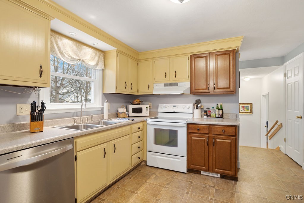 315 Germania Avenue, Camillus, New York image 3