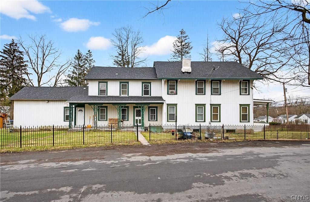 Photo of 612 West Seneca Turnpike Avenue, Syracuse, NY 13207 (MLS # S1666536)