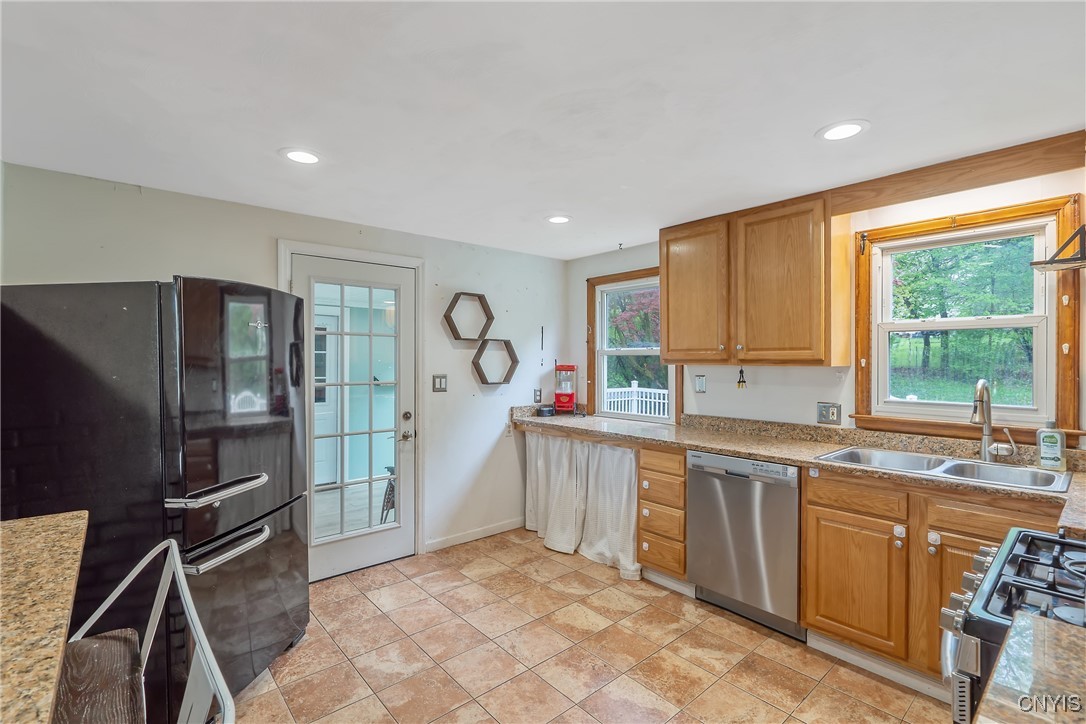504 Beverly Drive, Camillus, New York image 5