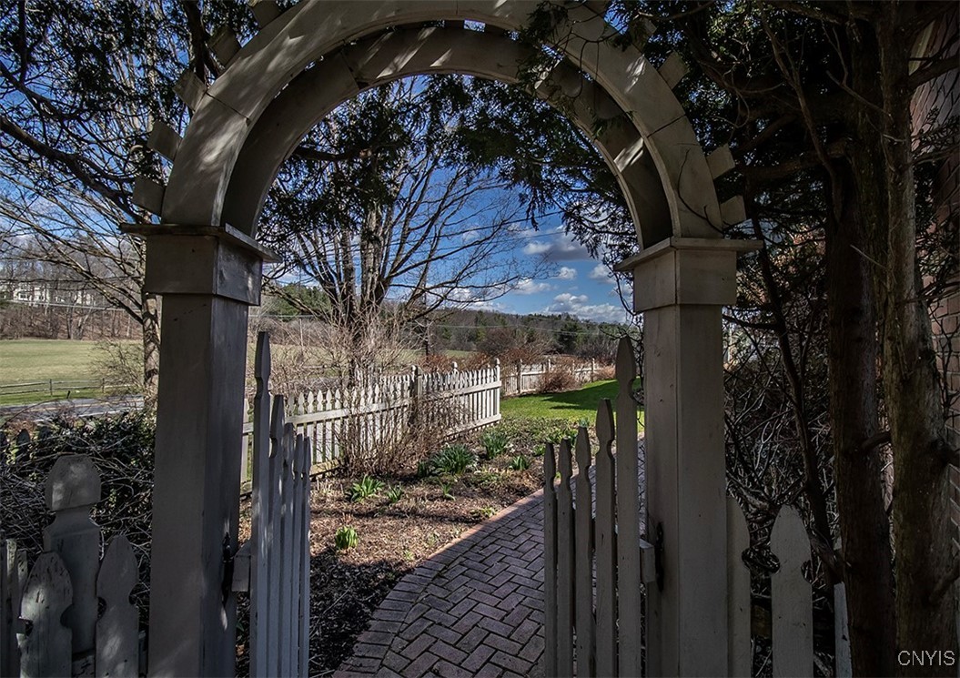 4802 Ormonde Drive, Cazenovia, New York image 2