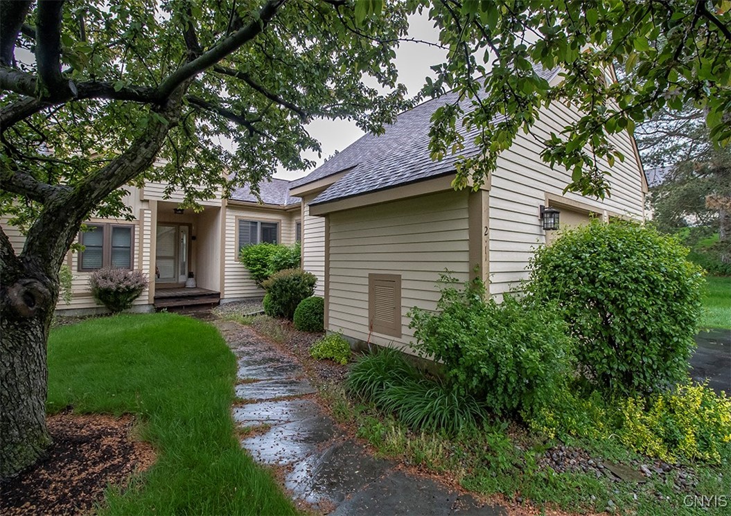 211 White Heron Circle, Manlius, New York image 1
