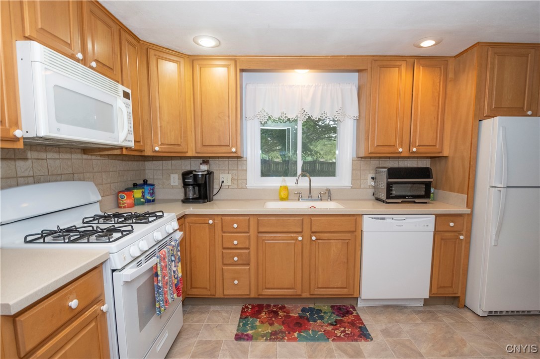 Camillus, New York 13219, United States, 4 Bedrooms Bedrooms, ,2 BathroomsBathrooms,Residential,Pending,39963