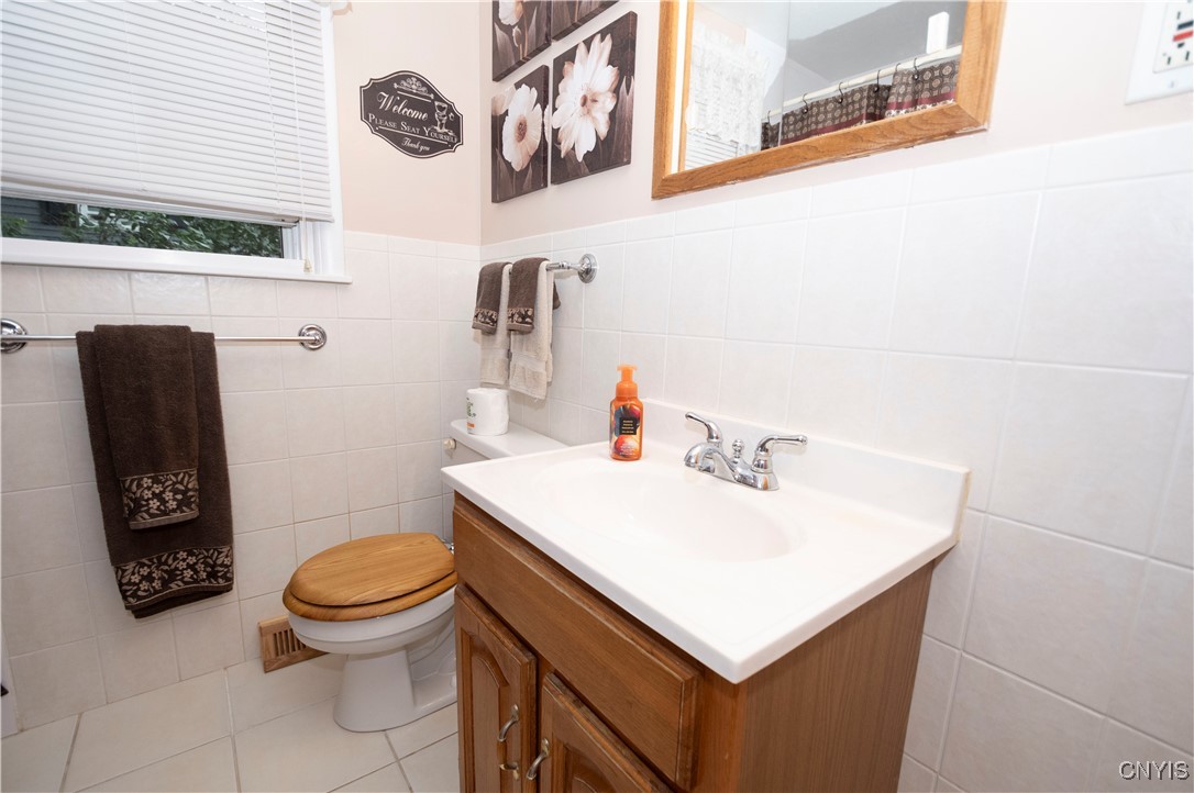 Camillus, New York 13219, United States, 4 Bedrooms Bedrooms, ,2 BathroomsBathrooms,Residential,Pending,39963