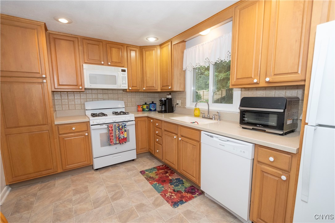 Camillus, New York 13219, United States, 4 Bedrooms Bedrooms, ,2 BathroomsBathrooms,Residential,Pending,39963