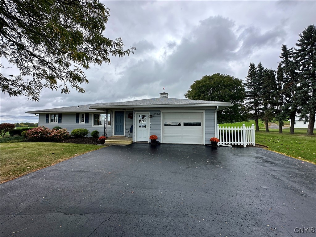 5380 Munro Road, Camillus, New York image 1