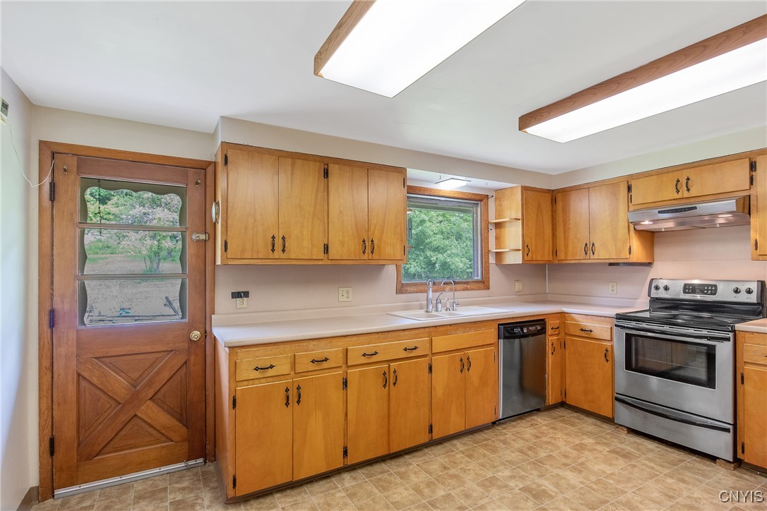5682 Ike Dixon Road, Camillus, New York image 12