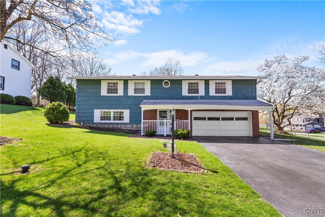 400 Oakridge Drive, Camillus, New York image 1