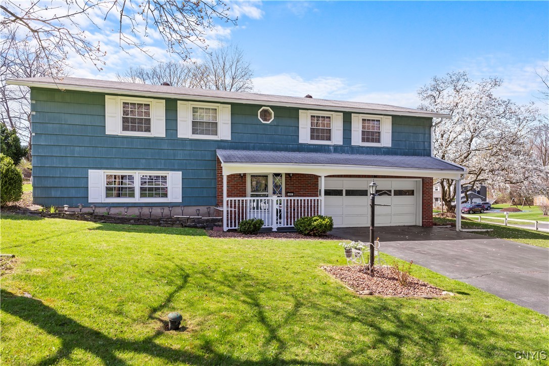 400 Oakridge Drive, Camillus, New York image 2